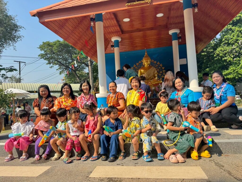ภาพบรรยากาศแห่งความสุข  “กิจกรรมสืบสานประเพณีวันสงกรานต์” ณ ศูนย์ความเป็นเลิศในการพัฒนาเด็กปฐมวัย คณะพยาบาลศาสตร์ มหาวิทยาลัยขอนแก่น